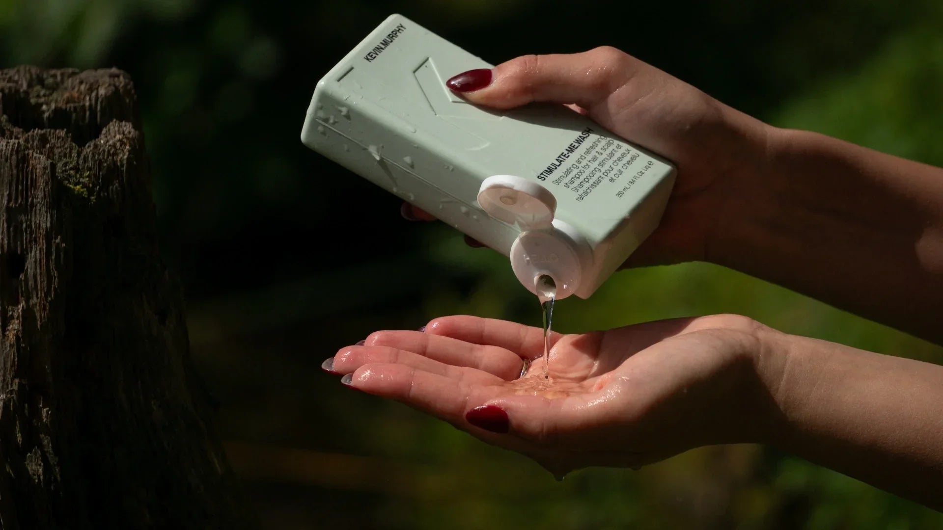 Plaukų priežiūra kelionėje: ką pasiimti vykstant į šiltus kraštus?