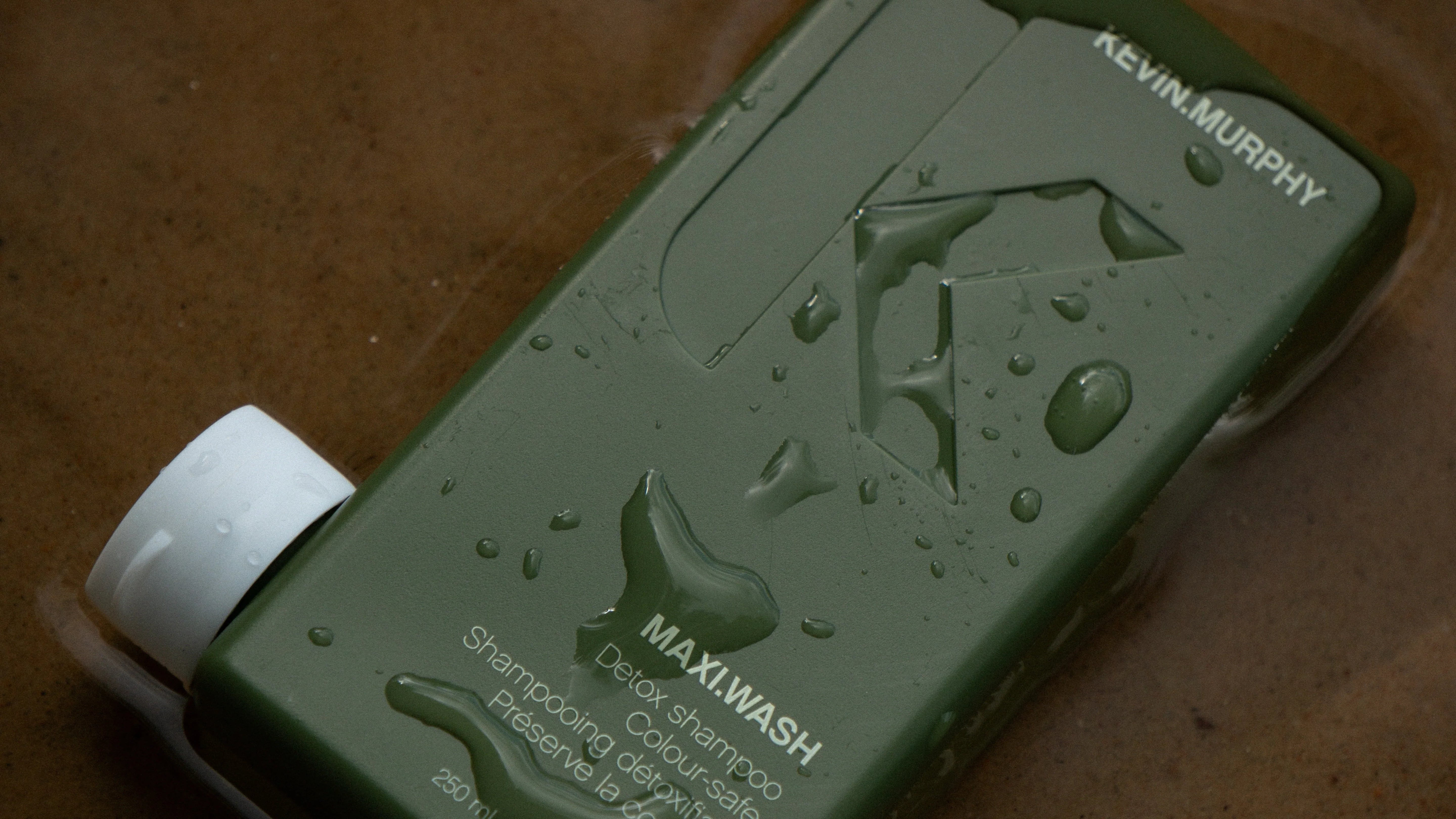 Profesionalios plaukų priemonės: kodėl verta jas rinktis vietoj paprastų?